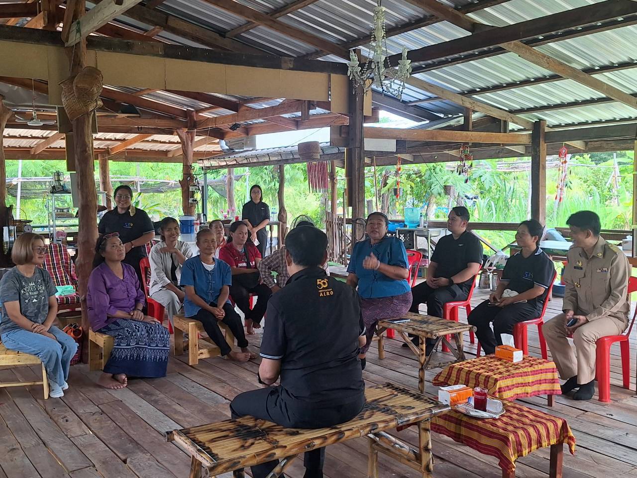 title - ผู้ตรวจราชการ ส.ป.ก. ลงพื้นที่จังหวัดมหาสารคาม ประชุมติดตามความก้าวหน้าผลการดำเนินงาน พร้อมตรวจเยี่ยมให้กำลังใจกลุ่มวิสาหกิจชุมชนผู้ปลูกสมุนไพร และกลุ่มวิสาหกิจชุมชนแปรรูปผลผลิตทางการเกษตร